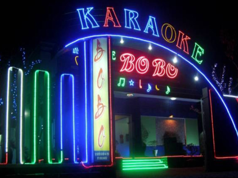 Tạo điểm nhấn bằng đèn led trong làm biển quảng cáo Karaoke đẹp